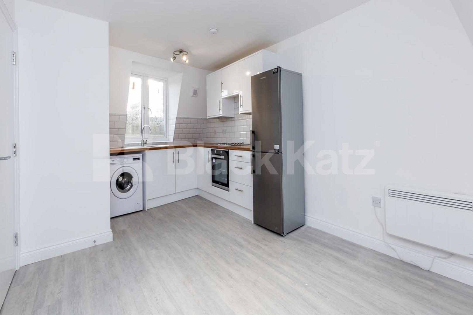 Superb top floor 1 bedroom property with a study  Foulden Road , Stoke Newington 